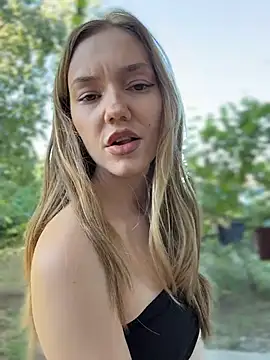 Chat +18 de MilaMoone ao vivo