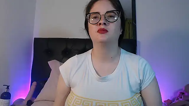 KrystalAdams' Live XXX Chat