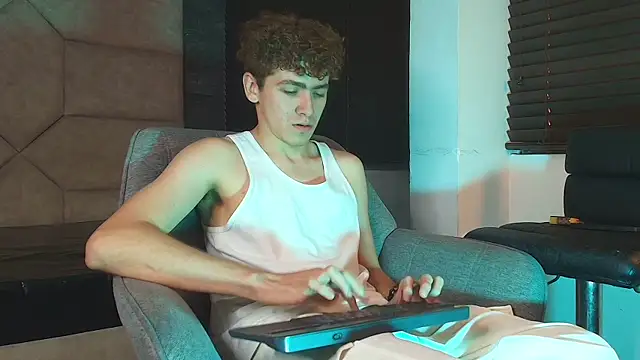 Tyler_Mcrey: онлайн-секс-чат