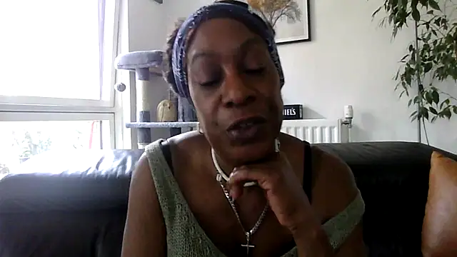 EbonyBlue-x's Live XXX Chat
