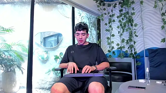 XXX chat uživo modela AxelStong