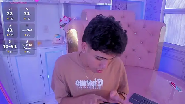 הופעת וובקאם של Lucas_West_