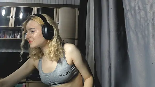 Adelinetre Chat XXX in diretta