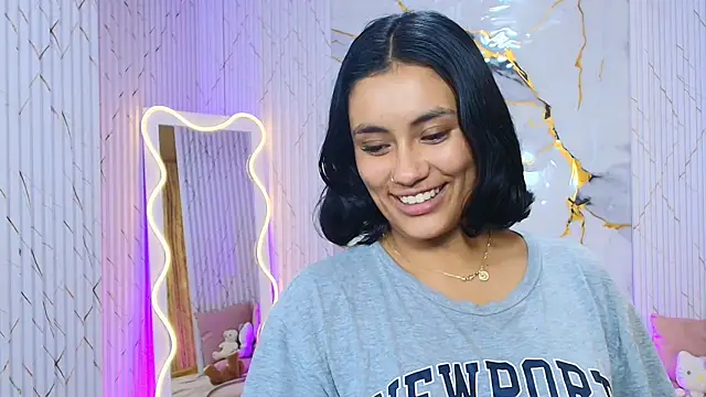 XXX chat uživo modela PEACHY_TAY