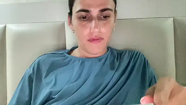 XXX chat uživo modela Rineliadi