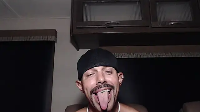 ThickD2C élő XXX-chatje