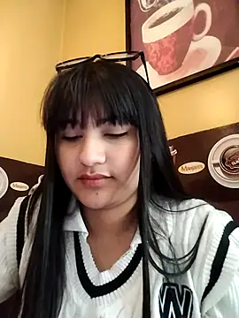Emily-7 Live XXX-chat