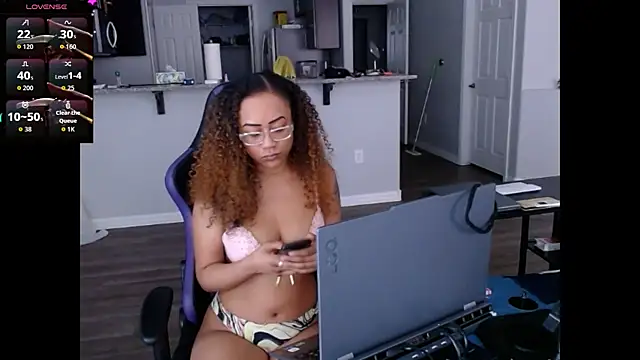 ReeseZen's Live XXX Chat