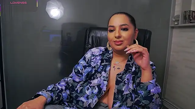 BustyAllyy's Live XXX Chat