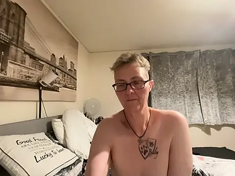 Curvy-Jinx Live XXX-Chat