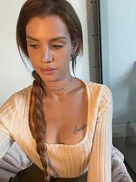 EmiliaCatalina 即時 XXX 聊天