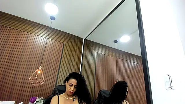 Velvet_Luxx Adlı Modelin Canlı XXX Sohbeti