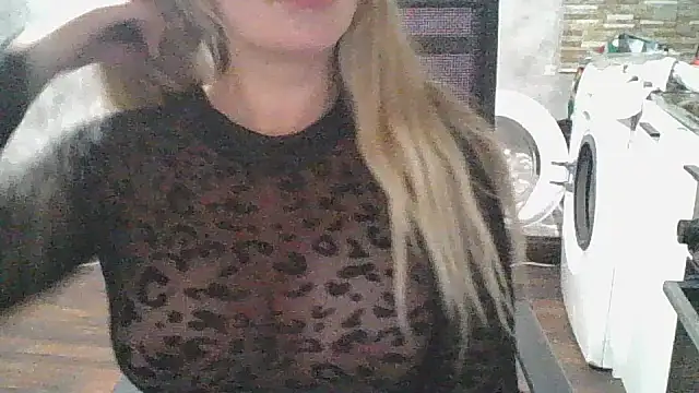 צ'אט XXX בשידור חי של AnyBase