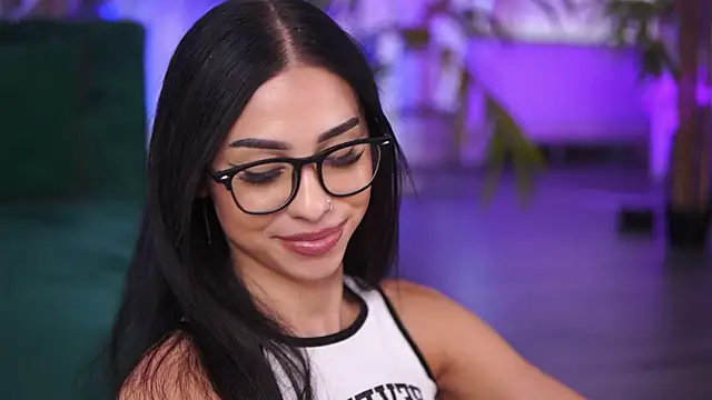 AzraReign Chat XXX live