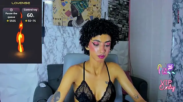 Chat +18 de Queen_Cuarxxo ao vivo