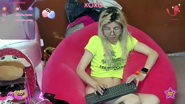 Skinygirl's Live XXX Chat
