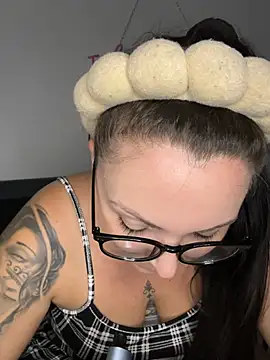 Chat +18 de InkedCurly_L ao vivo
