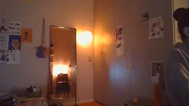 XXX chat uživo modela simechasi
