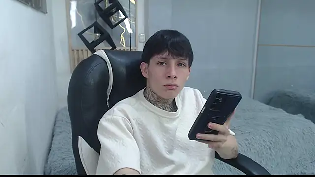 Show modela Cry_thereal na web-kameri