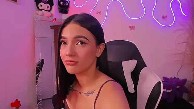 CarolineEvanss_11 Adlı Modelin Canlı XXX Sohbeti