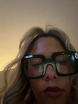 FamousBarbieDoll's Live XXX Chat