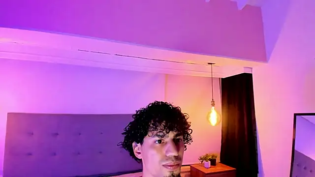 צ'אט XXX בשידור חי של MichaelEvanss_