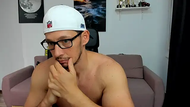 צ'אט XXX בשידור חי של BrutusK08
