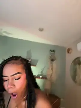 Chatroom XXX en direct de YariRose