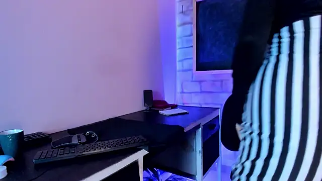 צ'אט XXX בשידור חי של milenahot__69