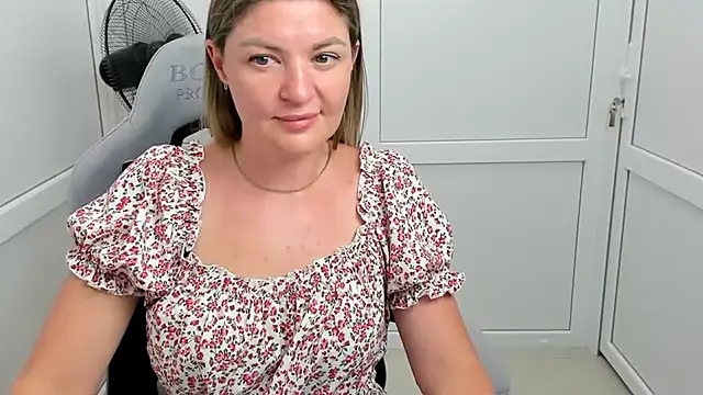 MiaSummerr_'s Live XXX Chat