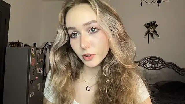ShyandSkinnyAlice's Live XXX Chat