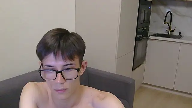 Show modela ElijahTarlet na web-kameri