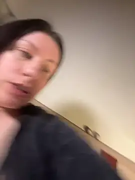 Evelinia 现场XXX聊天