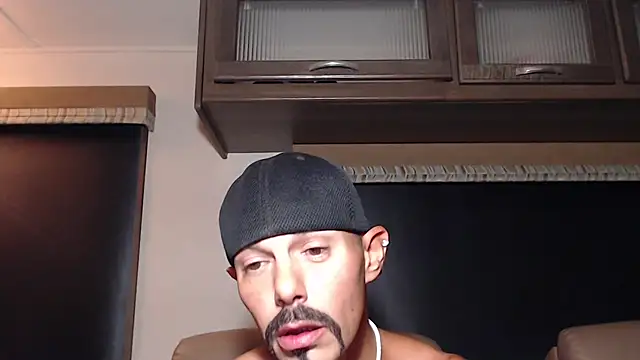 ThickD2C élő XXX-chatje