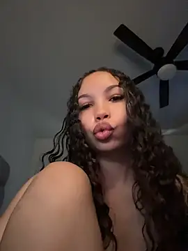 nikkiloveee Show in webcam