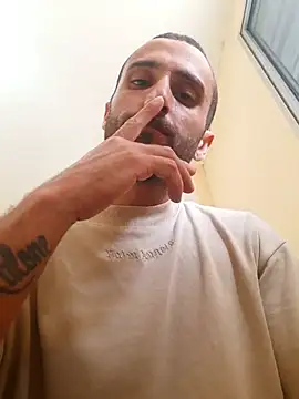 Luccareli10: διαδικτυακό σόου στην κάμερα