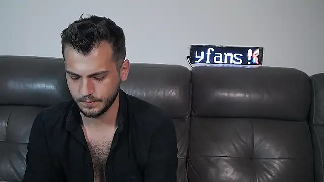 Chatroom XXX en direct de CrazyDom1