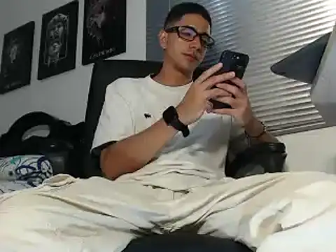 Kratoswolf live XXX chat