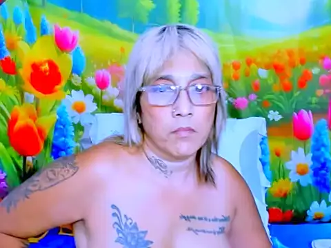 indianroxy Adlı Modelin Canlı XXX Sohbeti