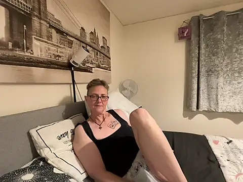 Chatroom XXX en direct de Curvy-Jinx