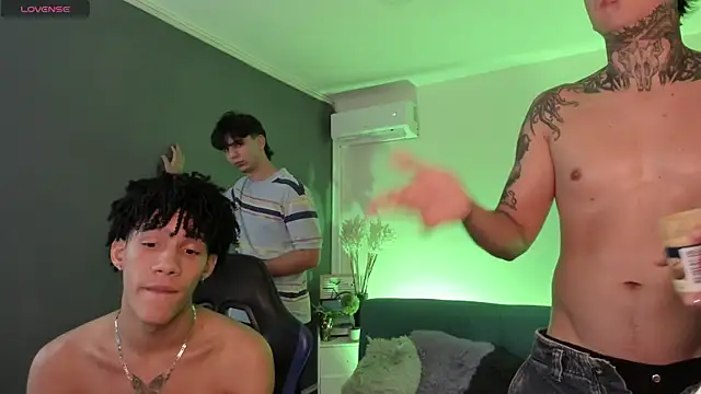 Handsomeboyss19 Live XXX-Chat