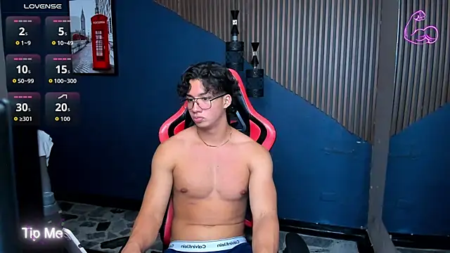 Axxel_Muscle élő XXX-chatje