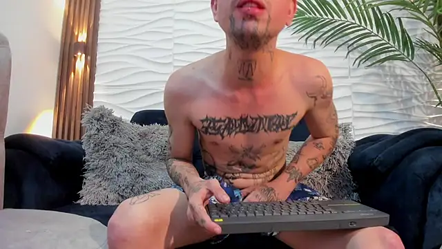 XXX chat uživo modela kingofnight7