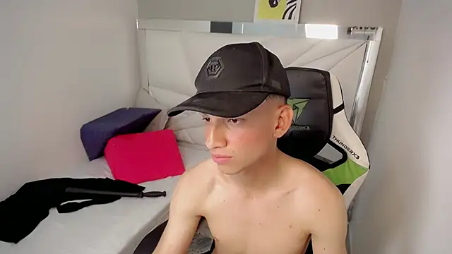 צ'אט XXX בשידור חי של Luca_twinkk