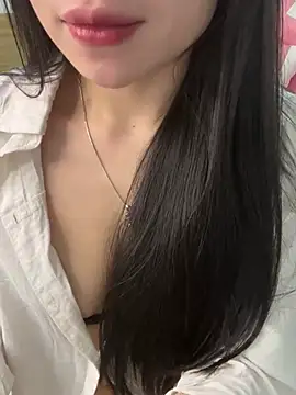Lilyy_babyy 网络视讯表演