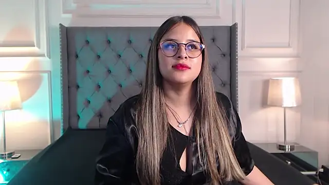 SunnyLuxxx Live XXX-Chat