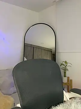 XXX chat uživo modela MiaGlowVelvet
