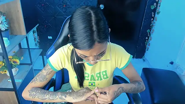 Chat +18 de KarlaSlutSkinny__ ao vivo