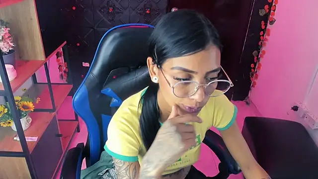 KarlaSlutSkinny__ élő XXX-chatje