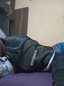 Pokazy przed kamerką – Sexboi254